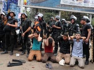 Lực lượng an ninh bắt giữ những người biểu tình ủng hộ Tổng thống bị lật đổ Morsi.